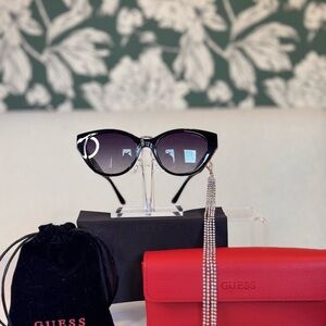 GUESS VIRAL Black Sunglasses with Removable Charms NWT & Dusties